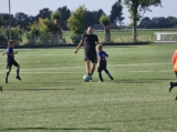 Laatste training S.K.N.W.K. JO8-1 (partijtje tegen de ouders) van maandag 2 juni 2025 (22/123)